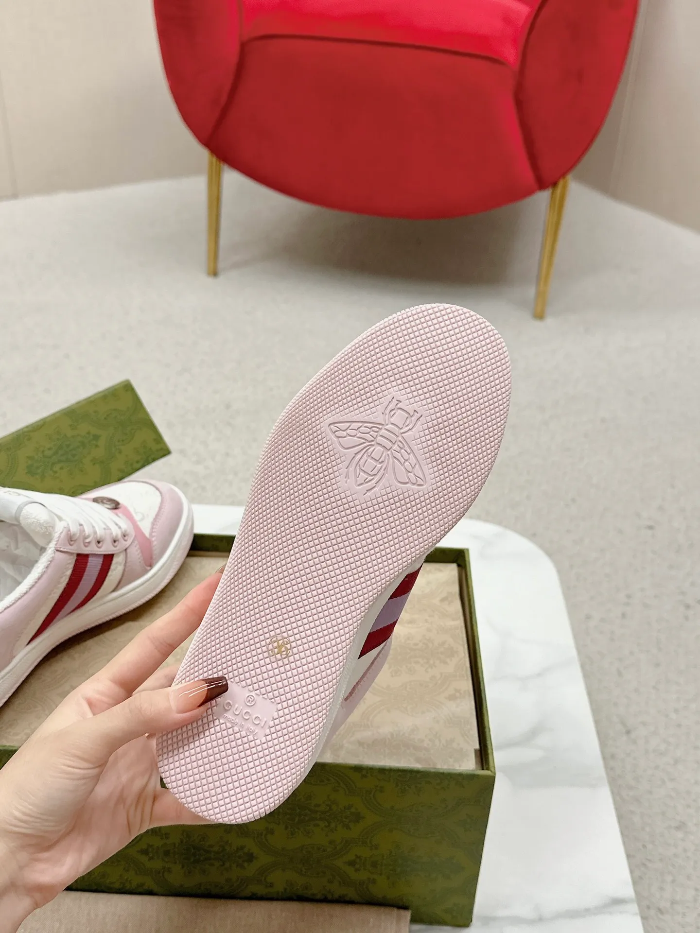 👟👟Ex-factory price 480👟👟 Gucci————Purchase version GG series distressed dirty shoes-hot style is coming! 9 times out of 10 sales, you will definitely get the money. Ready stock! Spot goods! Spot goods! New colors added - the ultimate version on the market! Purchase the original version and develop it... fabric, material, outsole, and details can be compared at will! Open-mold Swarovski one-to-one replica rhinestone chain...Metal cherry pendant...Metal double G crystal cylindrical mark...Gucci original customized narrow webbing...Super flash series - flash diamond chain. The cherry decoration is detachable and can be changed into two to match with each other to show your personality. Exclusive color-brushed cowhide fabric. Hand-made distressed is very textured and has a sense of luxury! The details of the workmanship can be seen in the drawings, and no line is missed. The original terry cloth is delicate, soft and more comfortable and breathable. The privately stamped two-color original TPU outsole (lower layer is wider, upper layer is narrower). Matching packaging⭐️ Size: Female 35-40 (Female 41 customized)